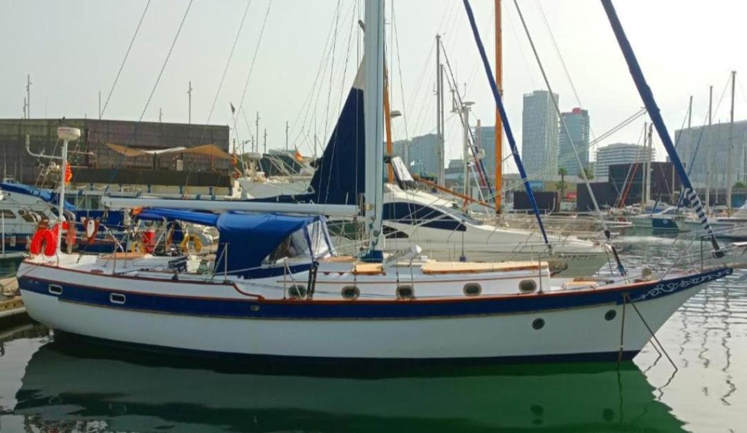 Vintage And Cozy Sailing Boat In Botel Barcelona